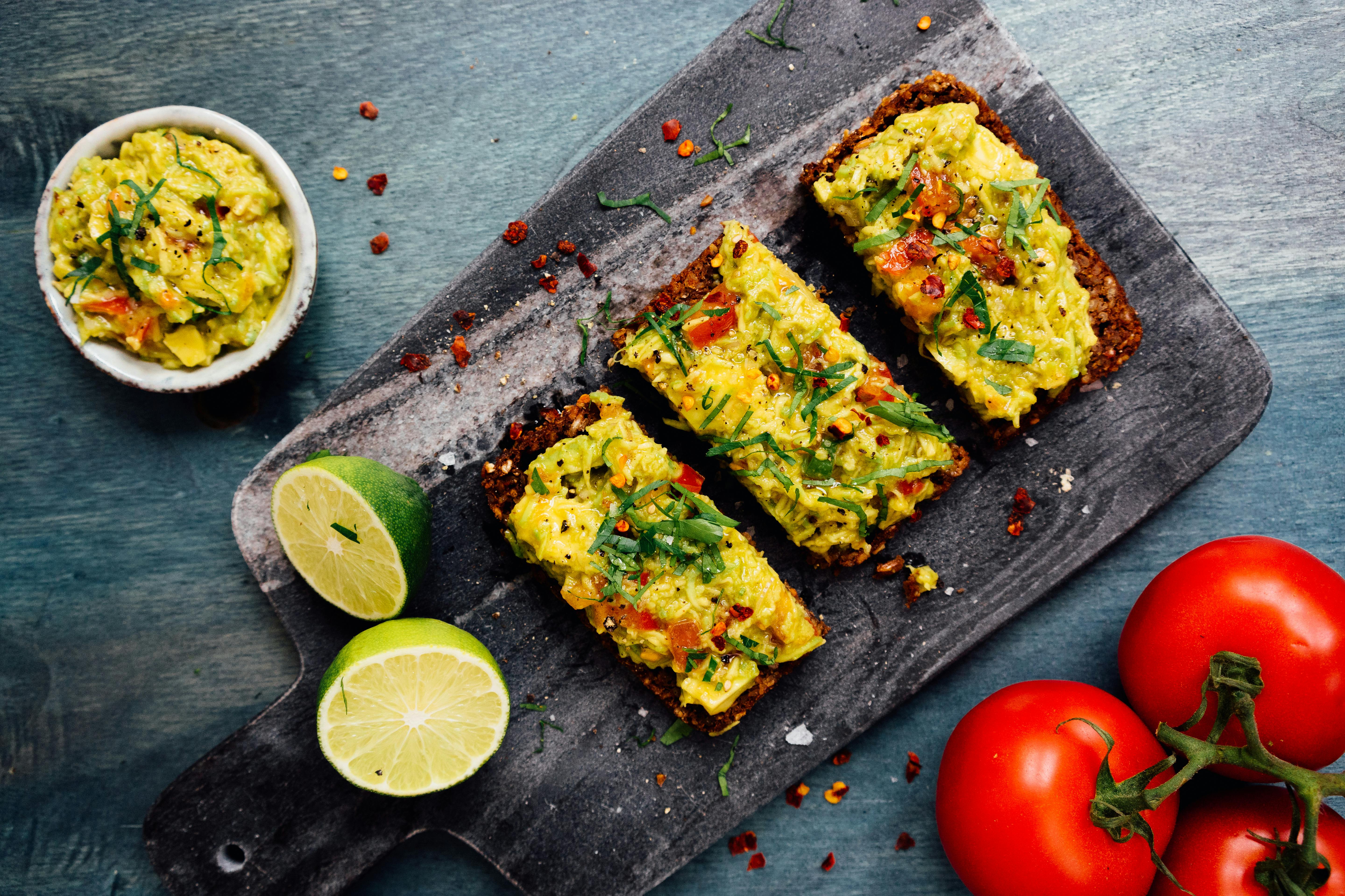 Knoblauch-Guacamole auf Vollkornbrot