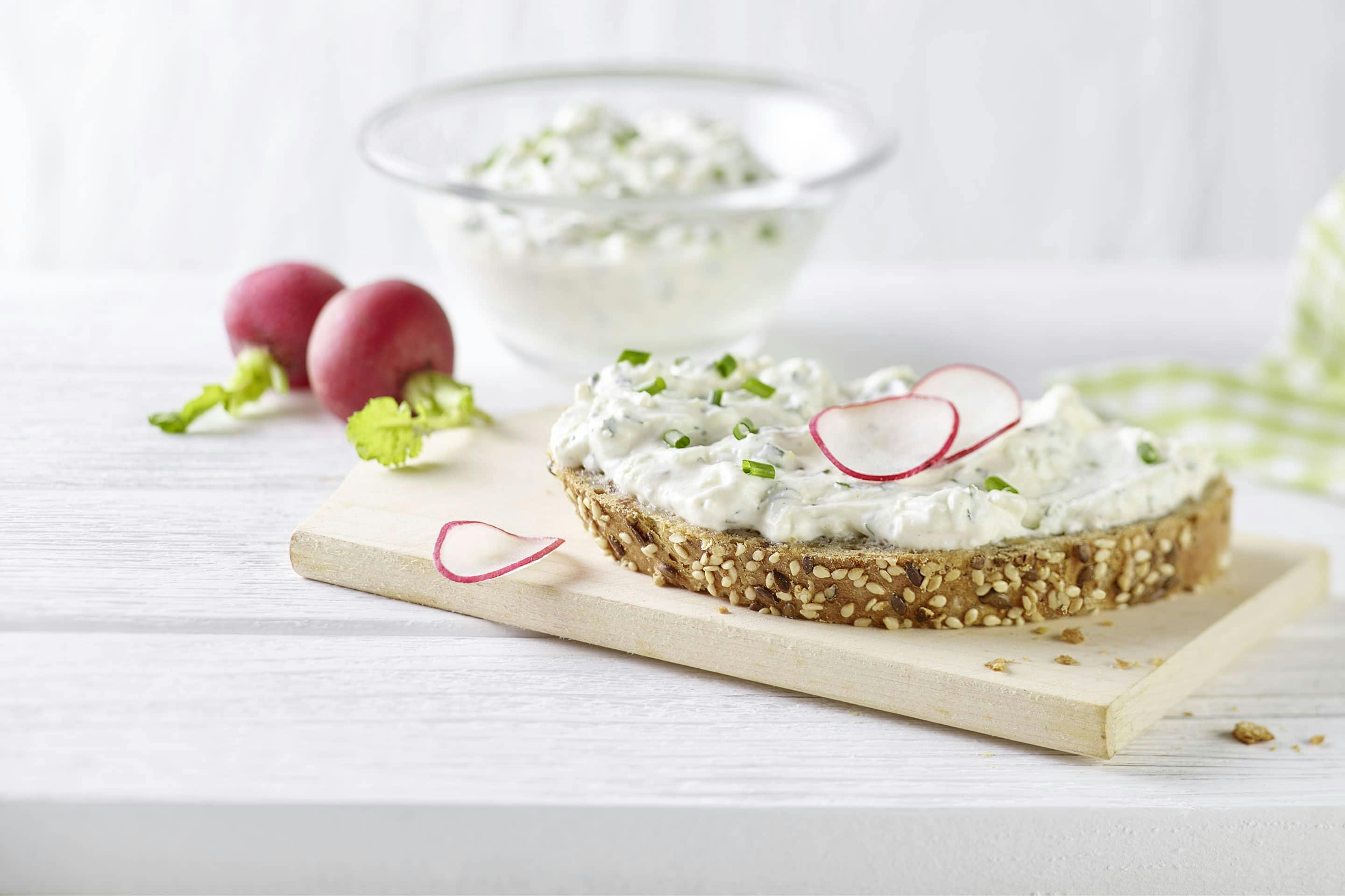 Hüttenkäse mit Krätern der Provence auf Mehrkornbrot