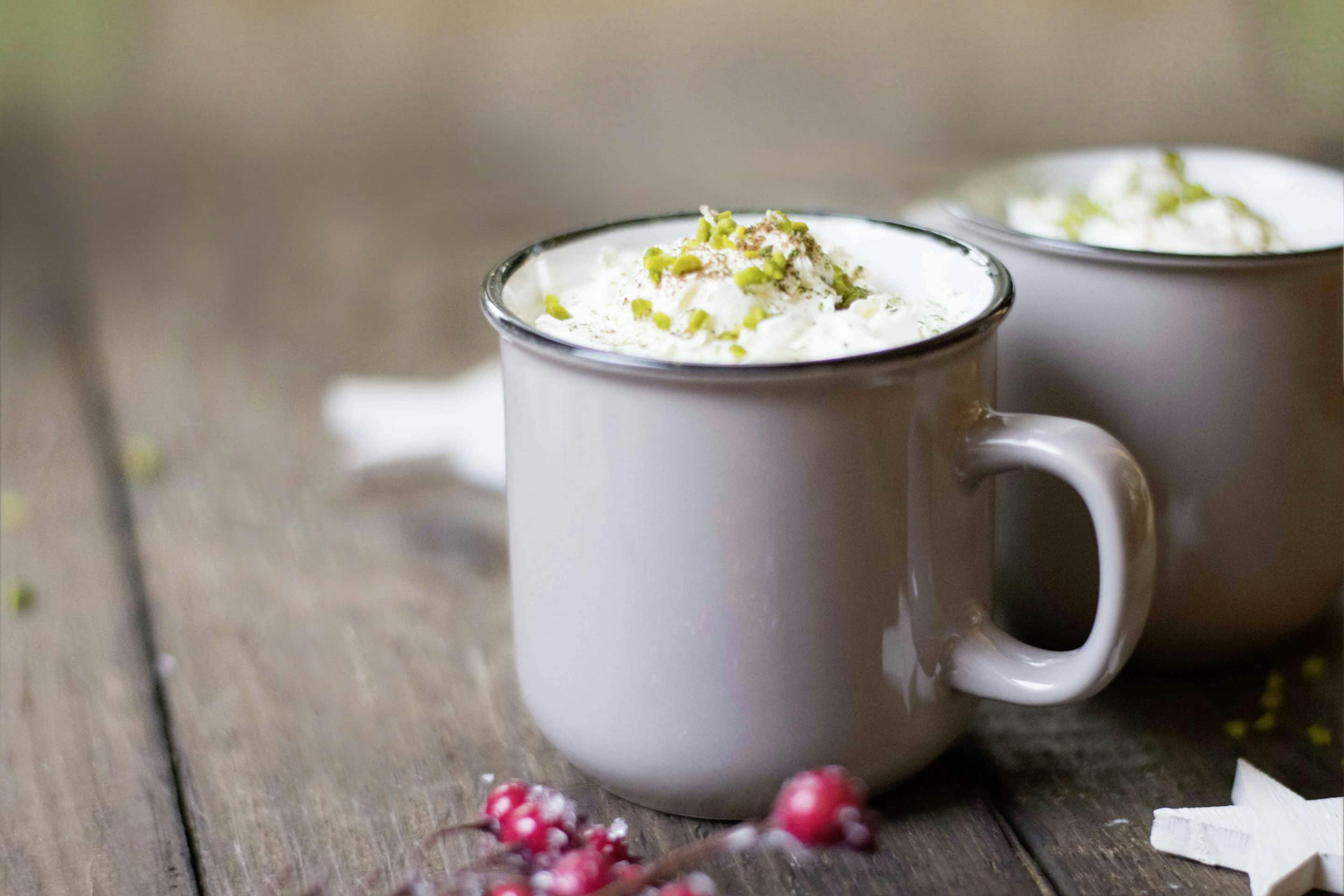 Lebkuchen-Matcha Latte mit Schlagobers-Zimt-Topping