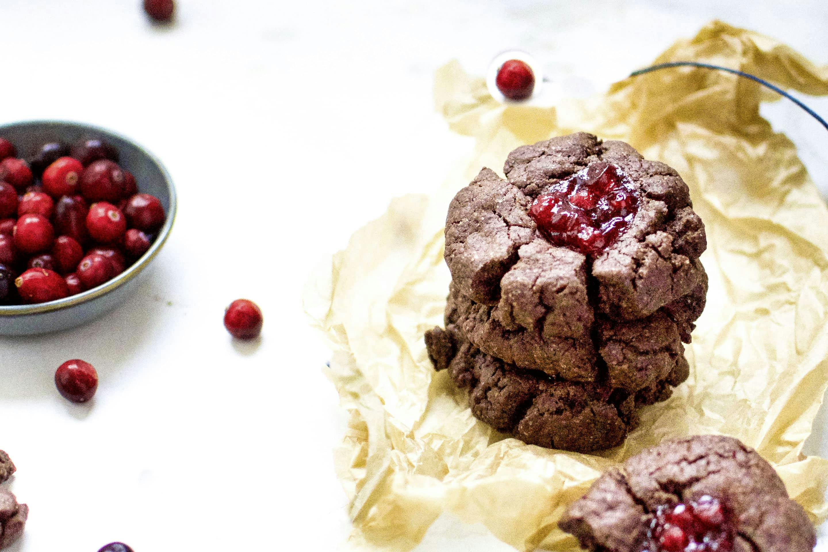 Schoko Coockies mit Preiselbeer-Rosmarin-Füllung