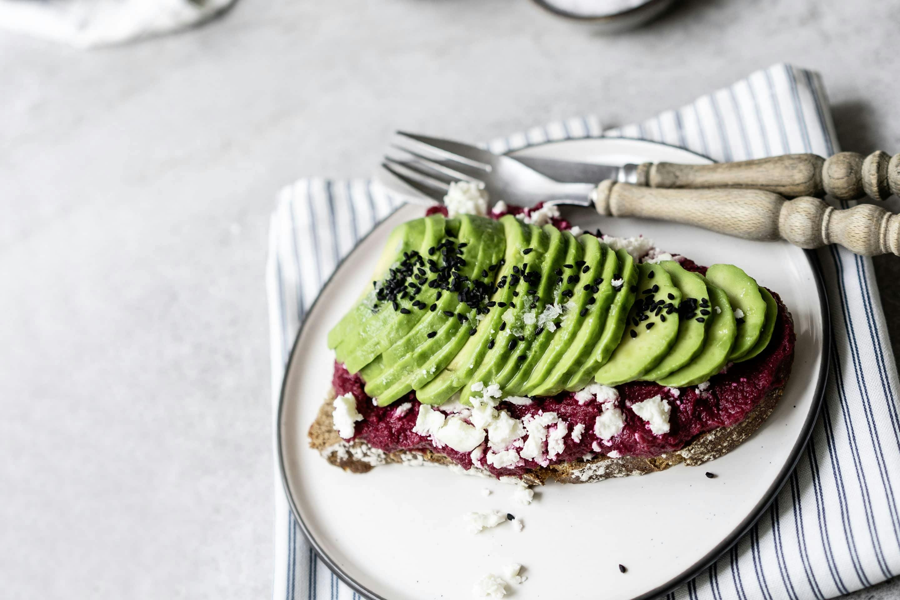 Rote-Rüben-Hummus mit VEGGY Hot+Spicy, Avocado und Feta auf Schwarzbrot