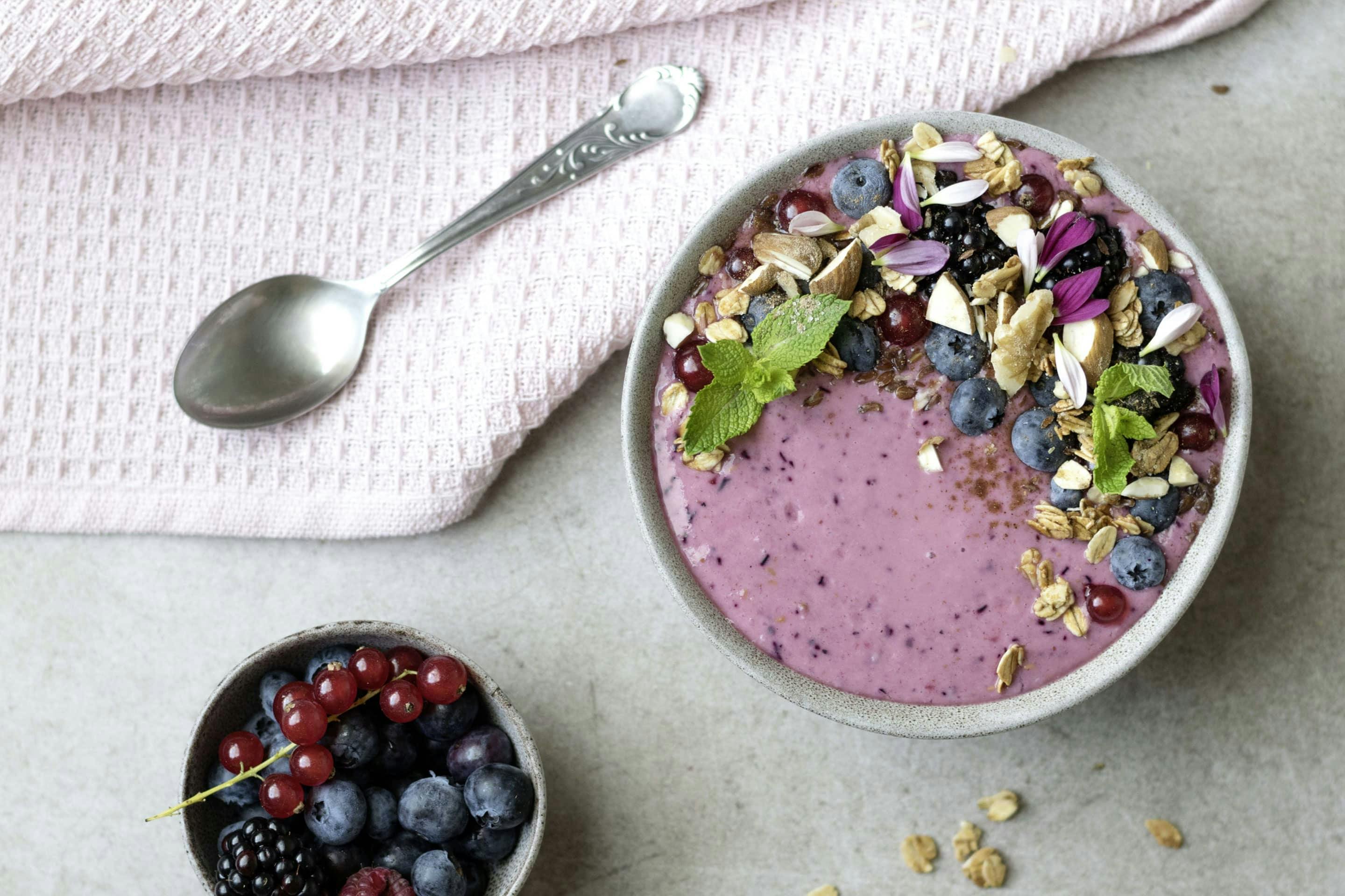 Beeren-Smoothie-Bowl-mit-Veggy-Sweet