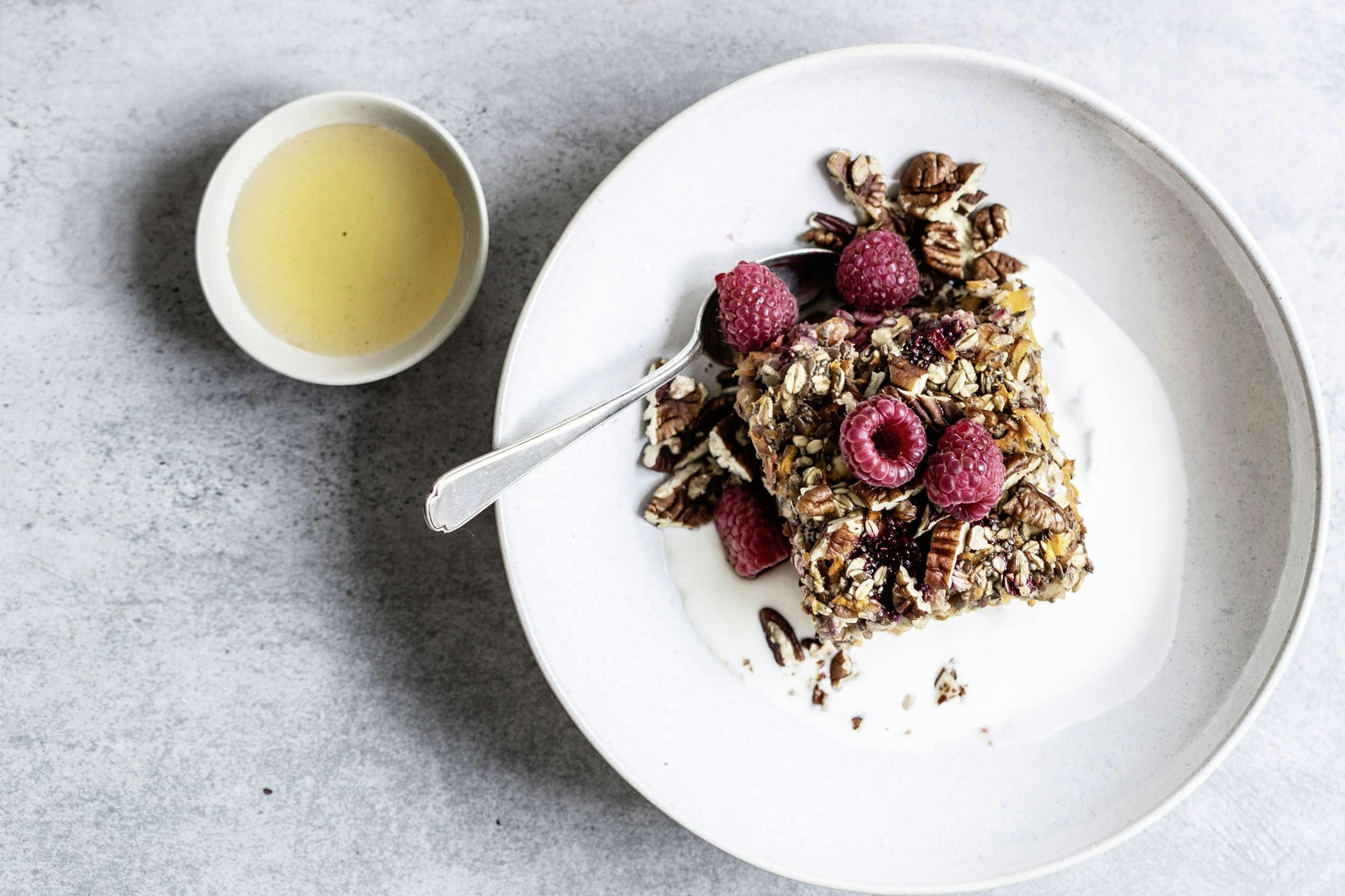 VEGGY Sweet Haferflockencrumble mit frischen Himbeeren garniert