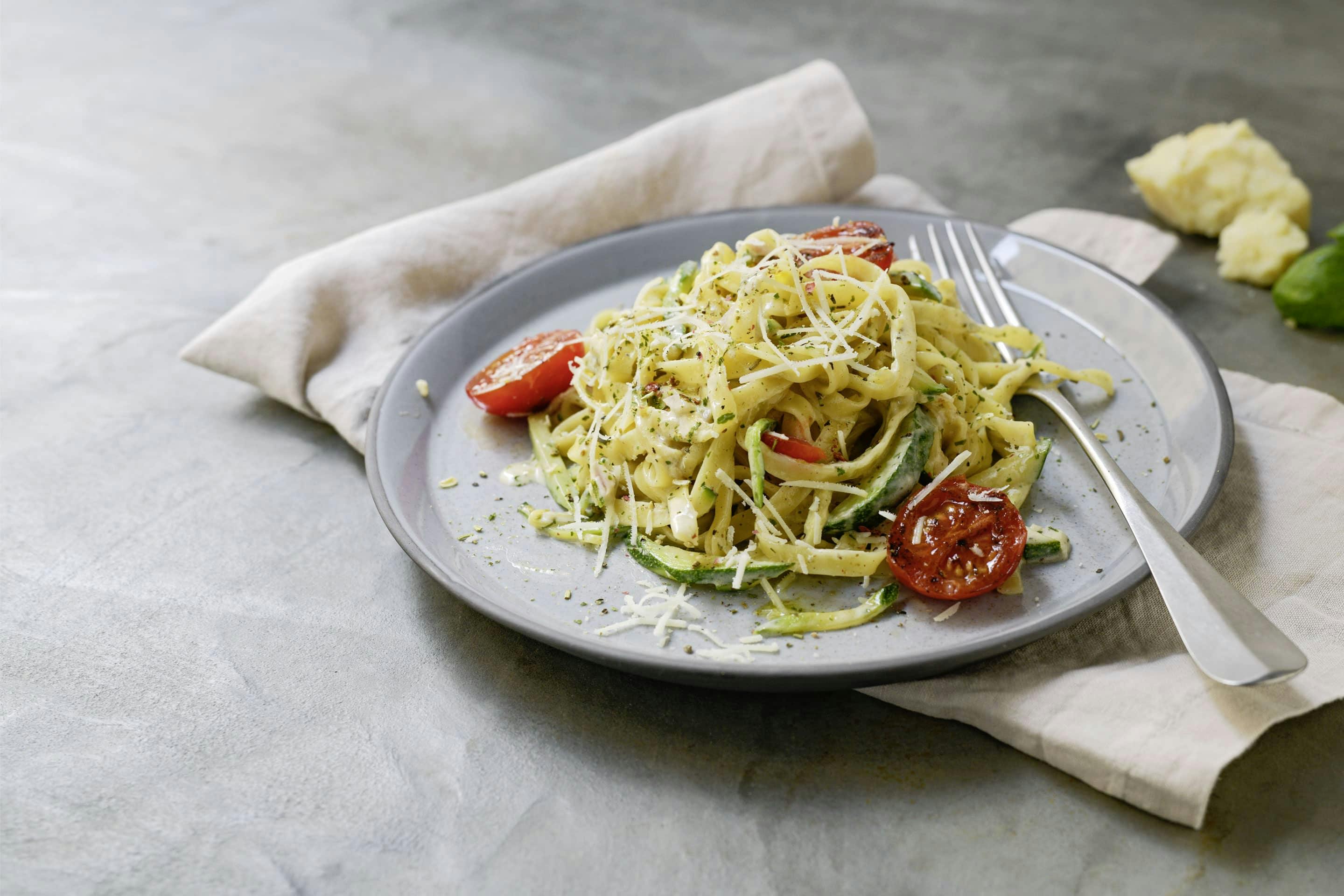 Zucchini Tagliatelle mit VEGGY Classic und Cocktailtomaten