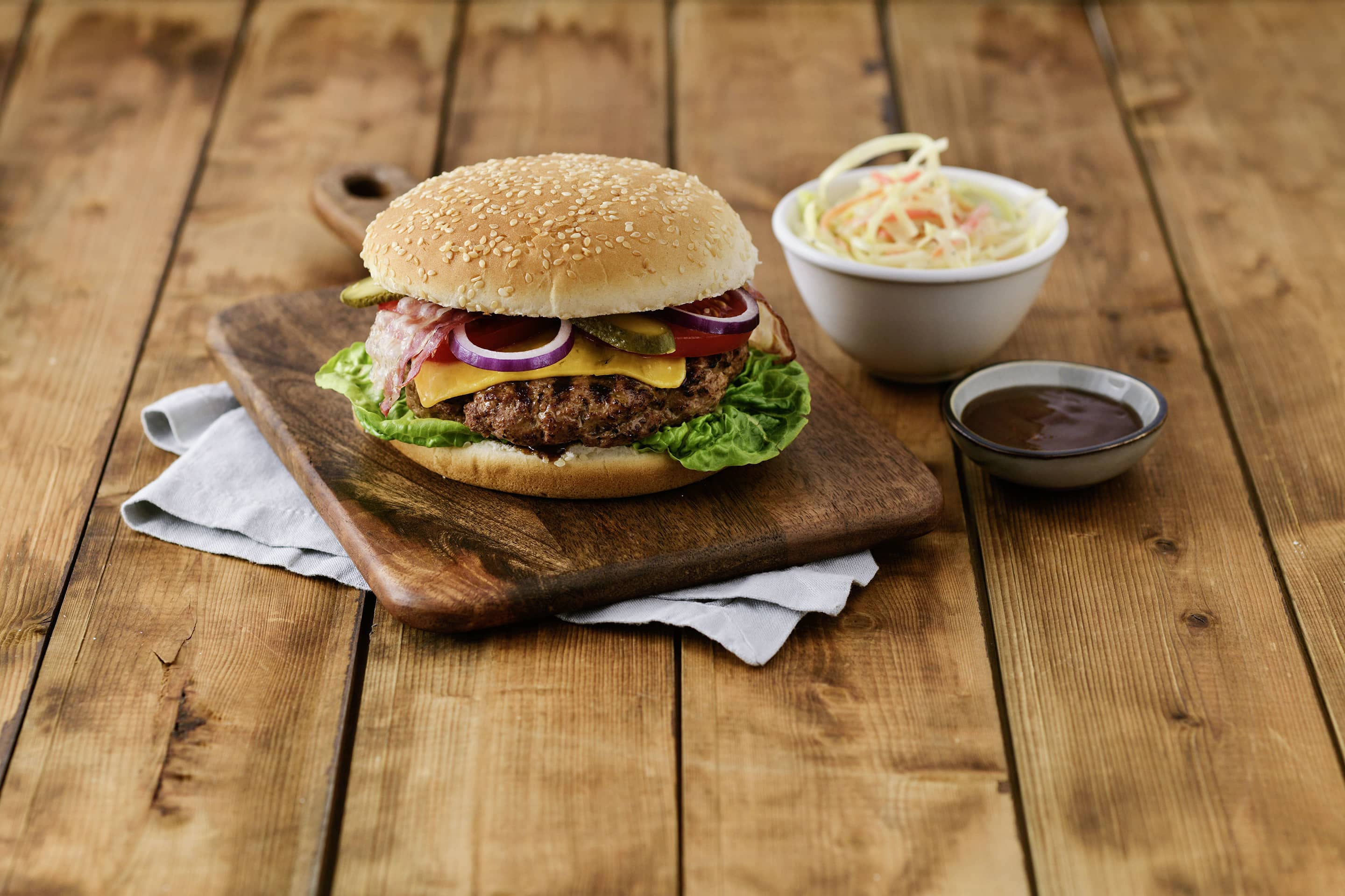 Grilovan Cheeseburger So Al Tom Coleslaw Recept Kot Nyi   Grillen Bbq Cheeseburger Rezept 