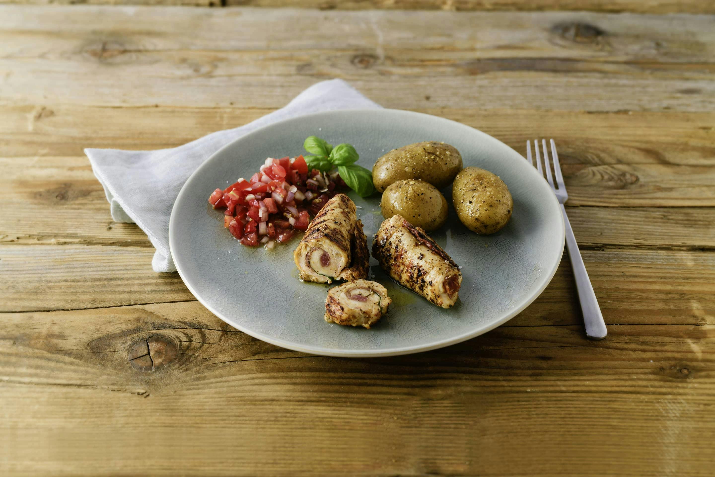 Grill-Gefluegel Involtini mit Kartoffeln und Tomatensalsa