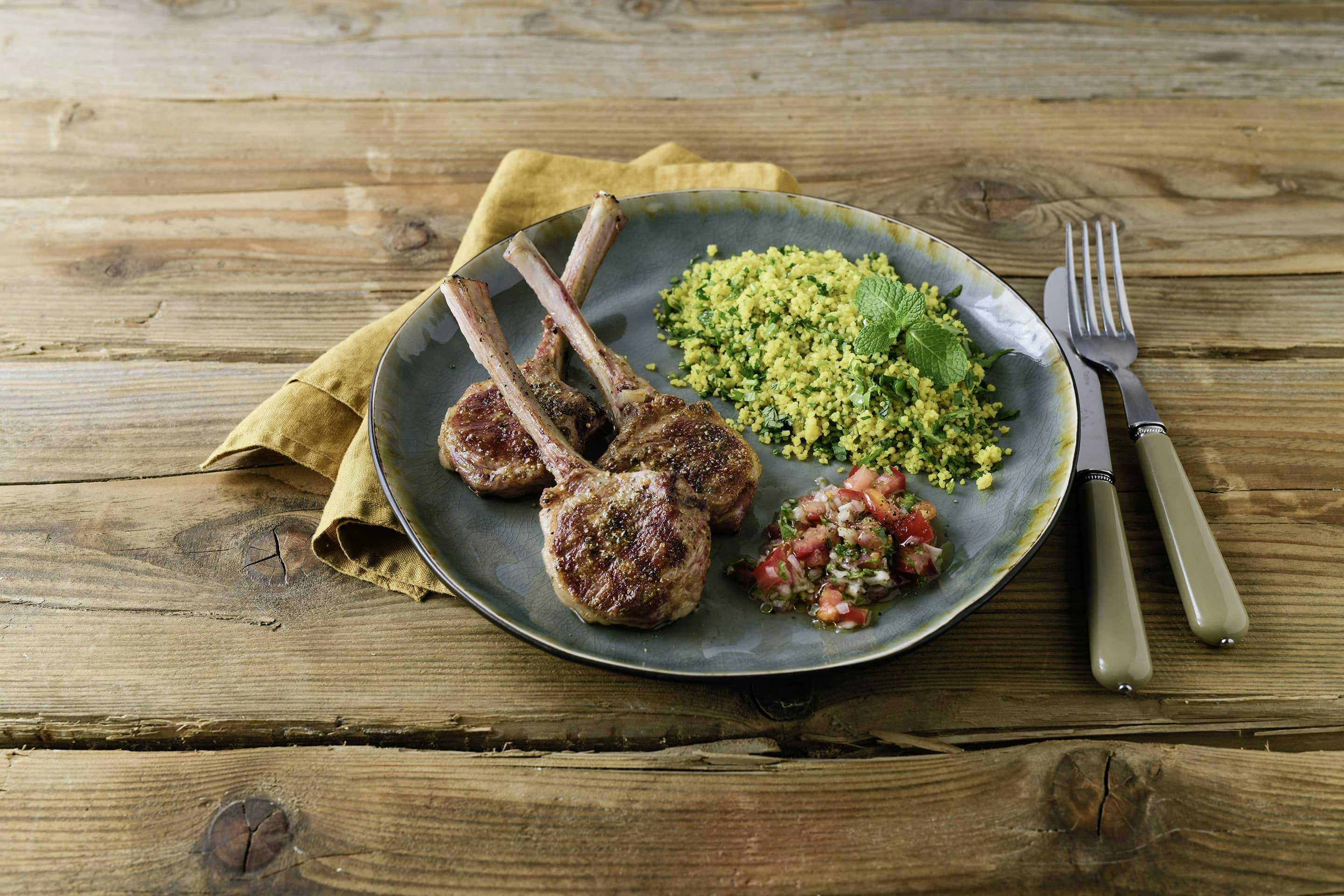 Grill-Kotellet-Lammracks mit Kraeuter-Couscous und salsa