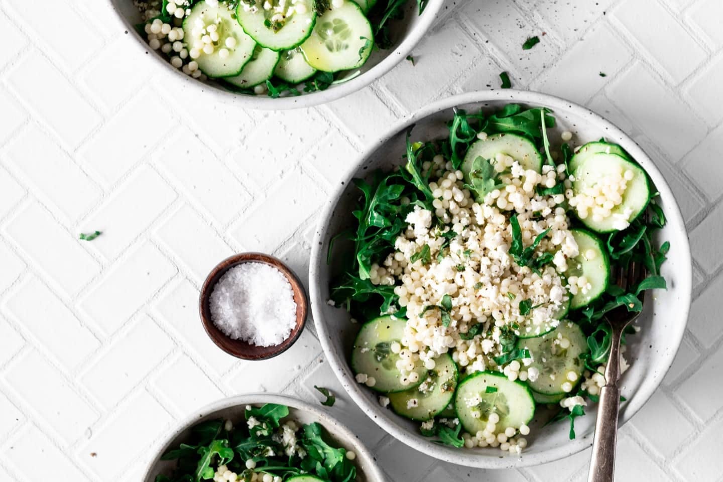 Salat mit Petersilie bestreut