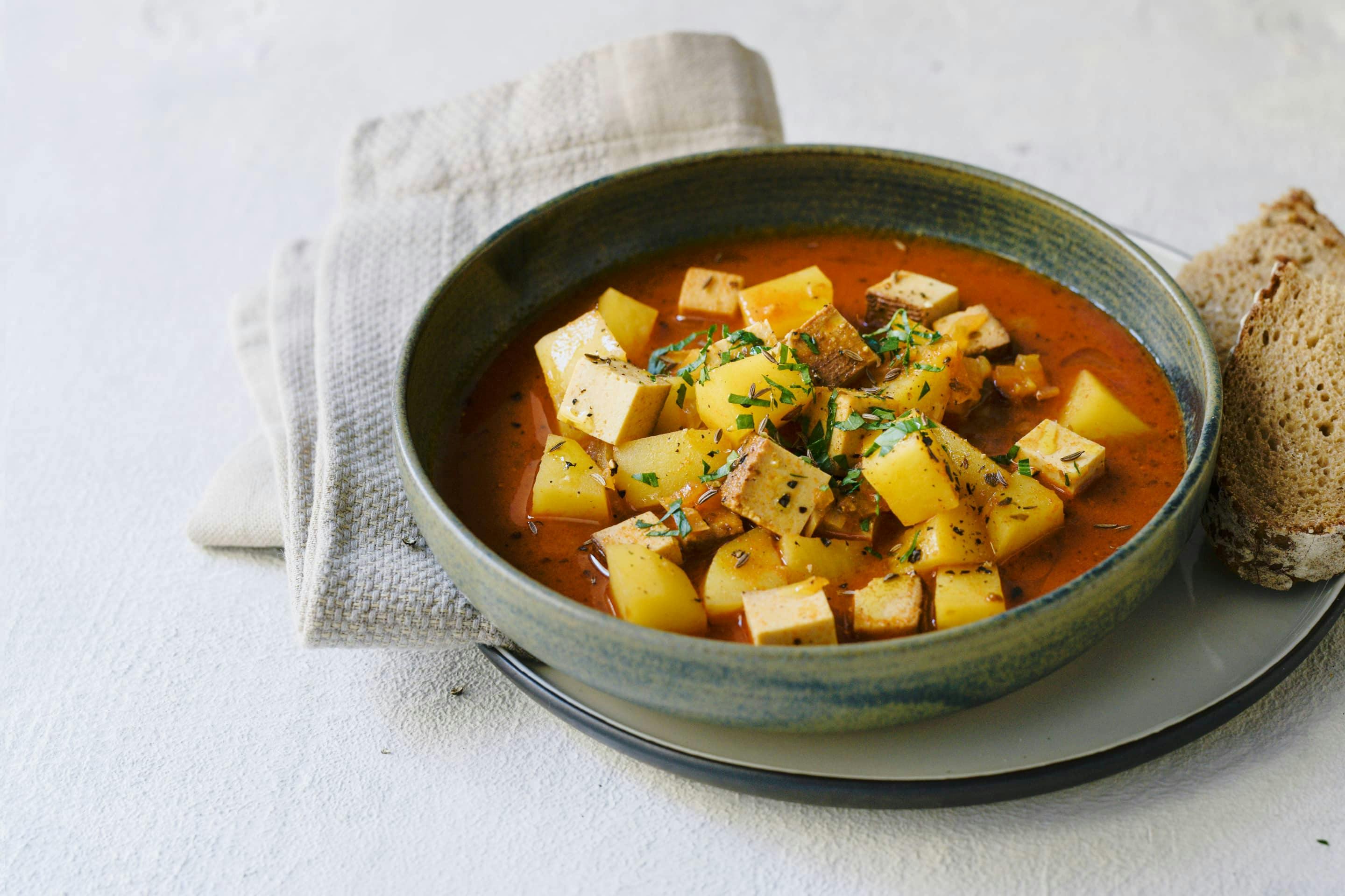 Veganes Raeucher Tofu Gulasch