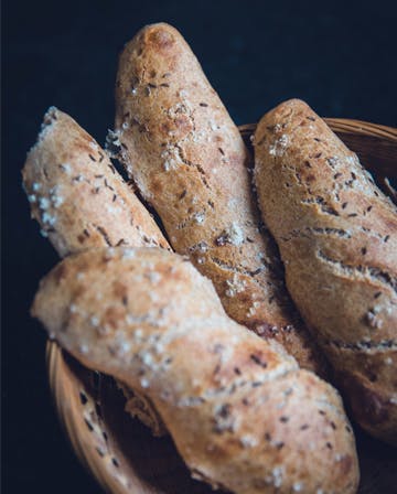 Gewürzbaguette mit Kümmel bestreut