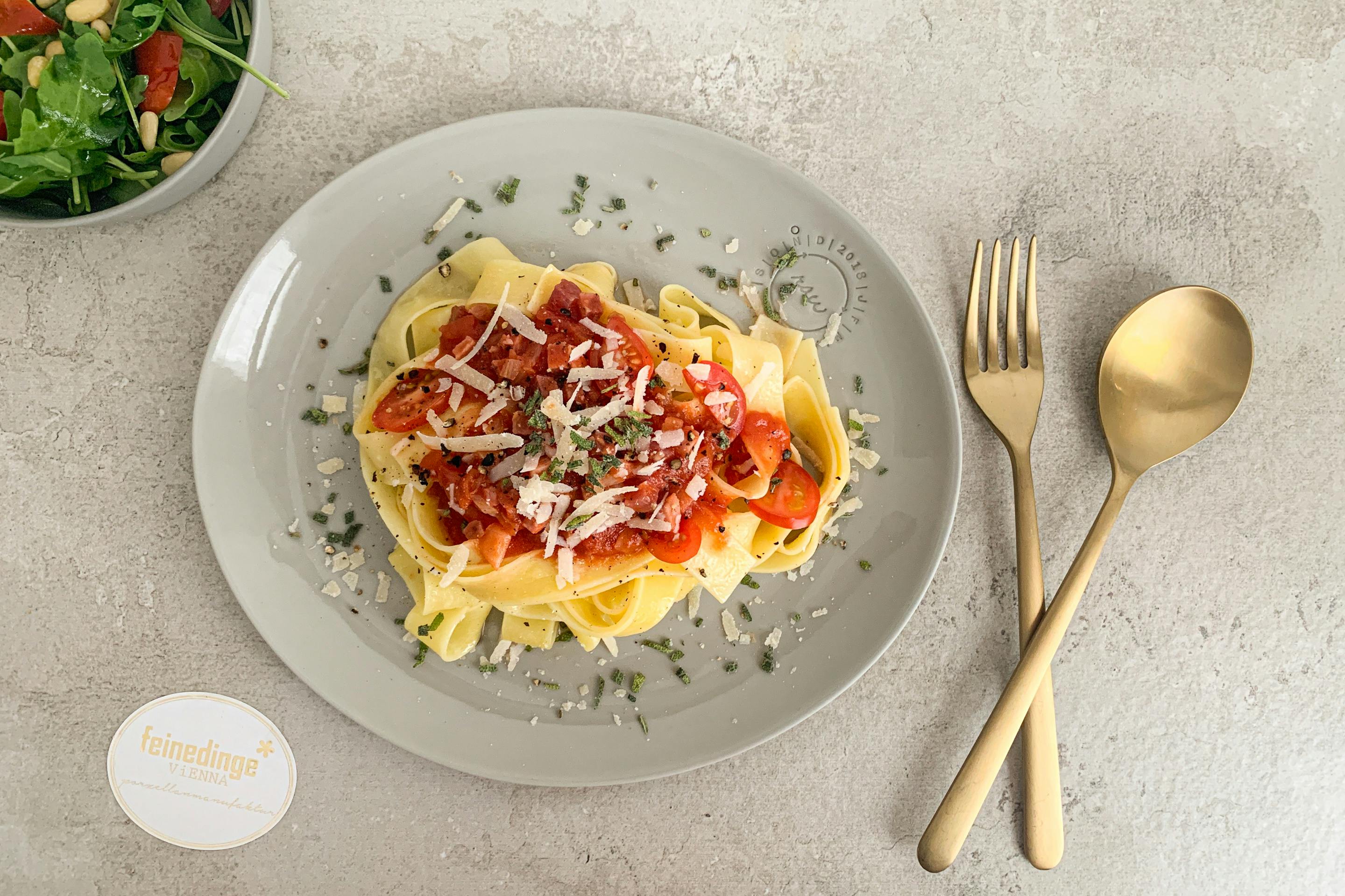 Wild Bolognese mit Tagliatelle auf einem Teller angerichtet