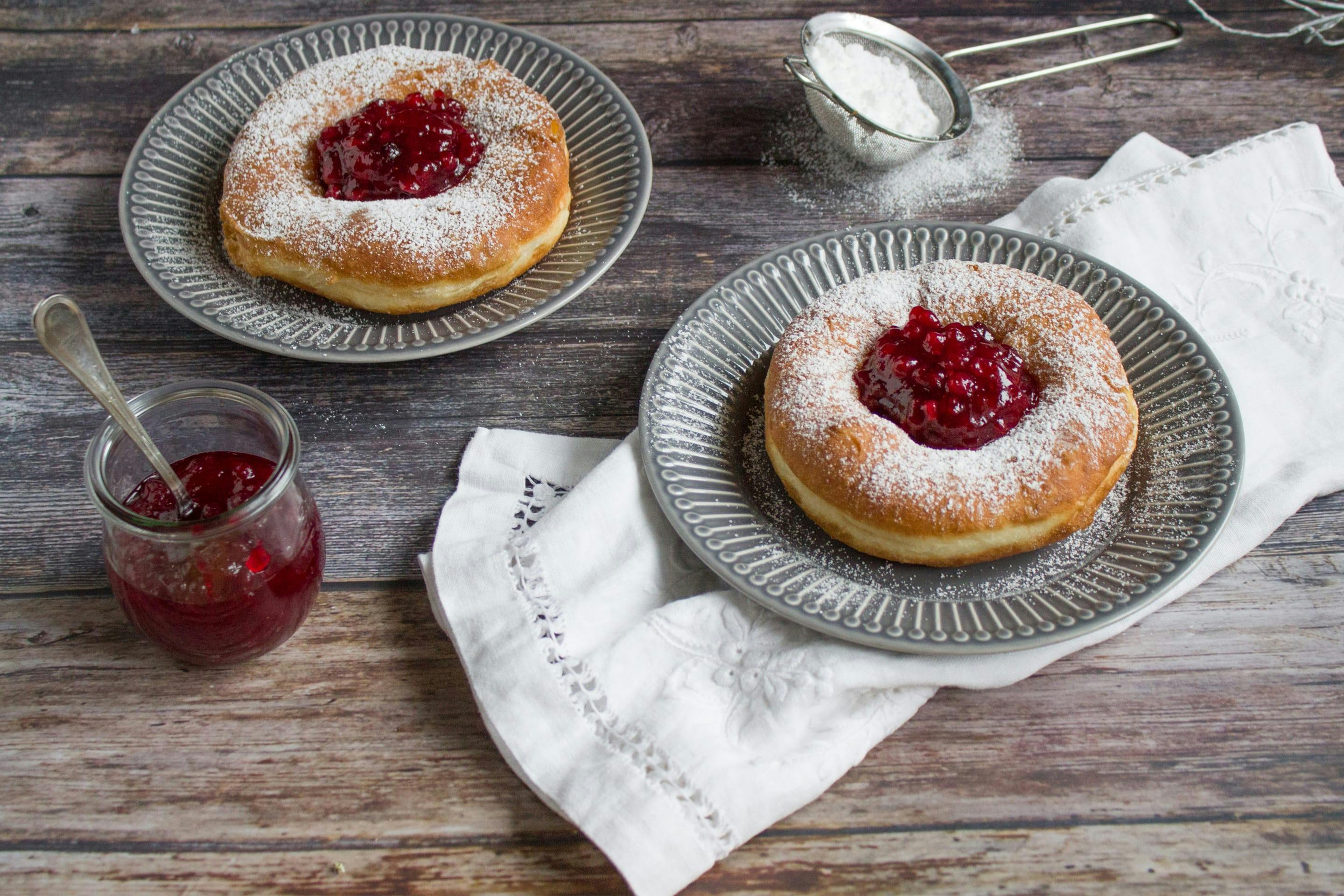 Bauernkrapfen Mit Preiselbeermarmelade Min