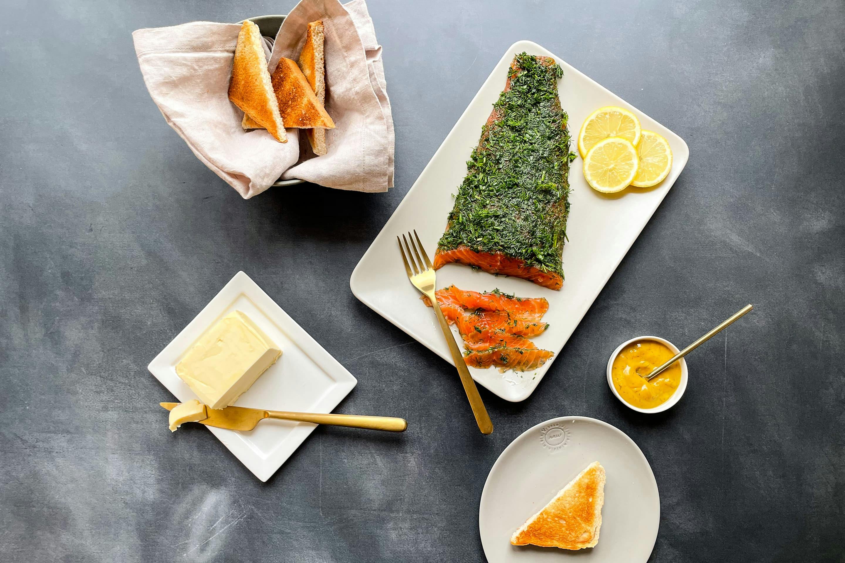 Gebeizter Gin Lachs Mit Kräuter Und Toast Min
